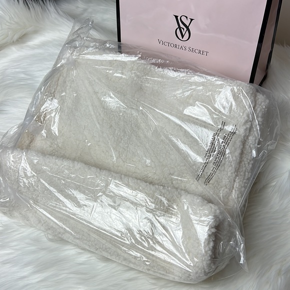 NWT Victoria”s Secret Sherpa Tote Bag - Picture 5 of 6